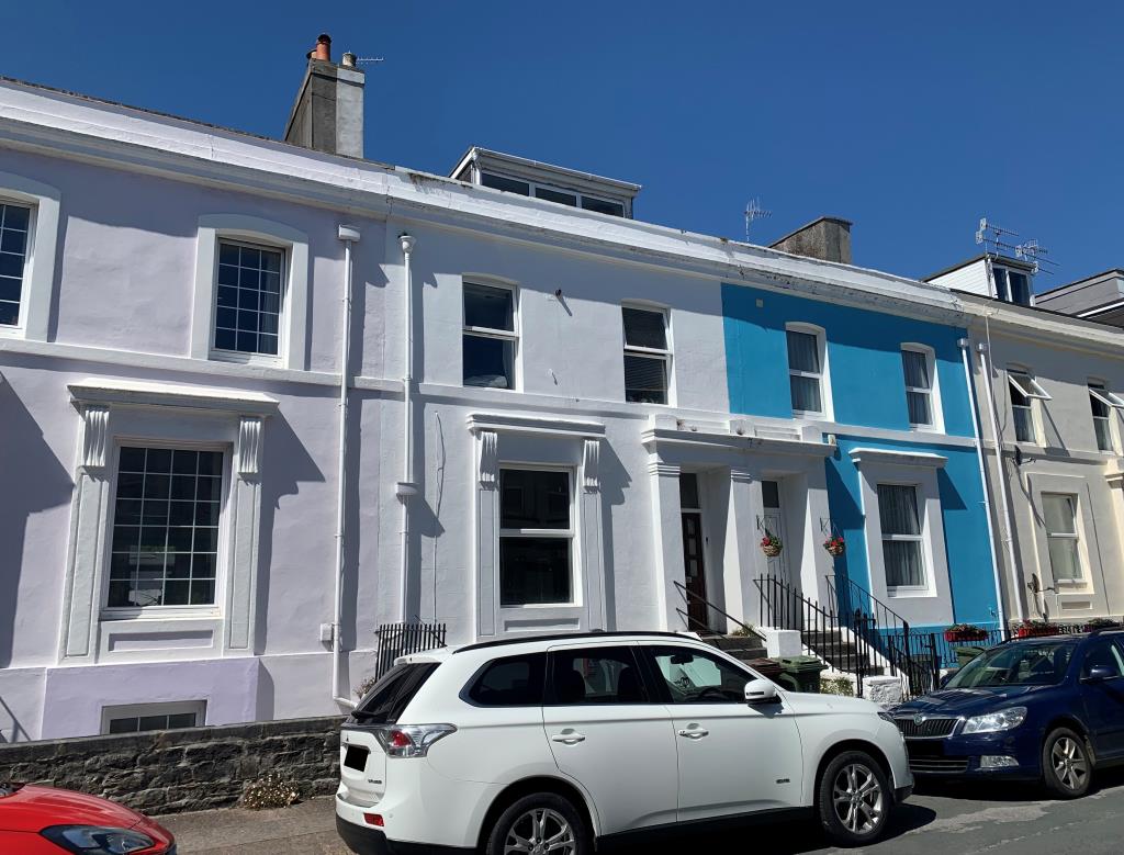 Lot: 93 - ONE-BEDROOM FLAT FOR COMPLETE REFURBISHMENT - 